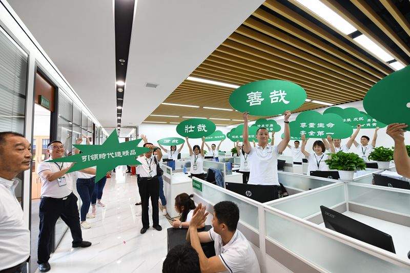 第十二工程公司唱跳、手舉寫有企業(yè)文化標(biāo)語(yǔ)的KT板_副本