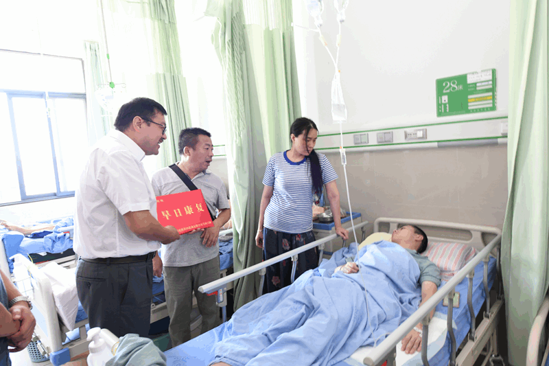 公司領(lǐng)導(dǎo)看望慰問_副本 公司領(lǐng)導(dǎo)看望慰問_副本