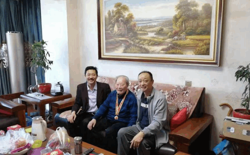 慰問公司榮獲中共中央、國務院、中央軍委頒發(fā)的“慶祝中華人民共和國成立70周年”紀念章的老黨員、離休干部胡成金同志_副本_副本