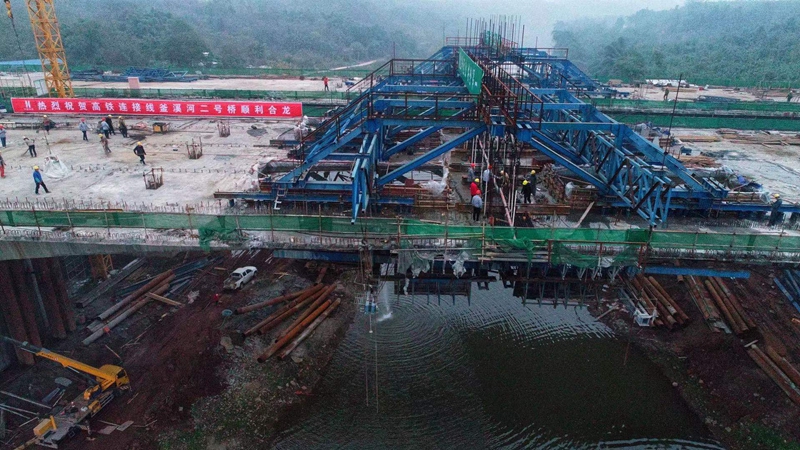 自貢高鐵連接線釜溪河2#橋全橋順利合龍_副本