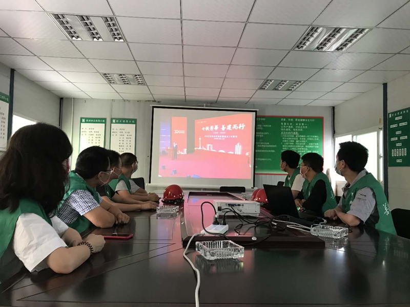 第七工程公司橡樹華庭項目部組織觀看華西集團 第七工程公司橡樹華庭項目部組織觀看華西集團